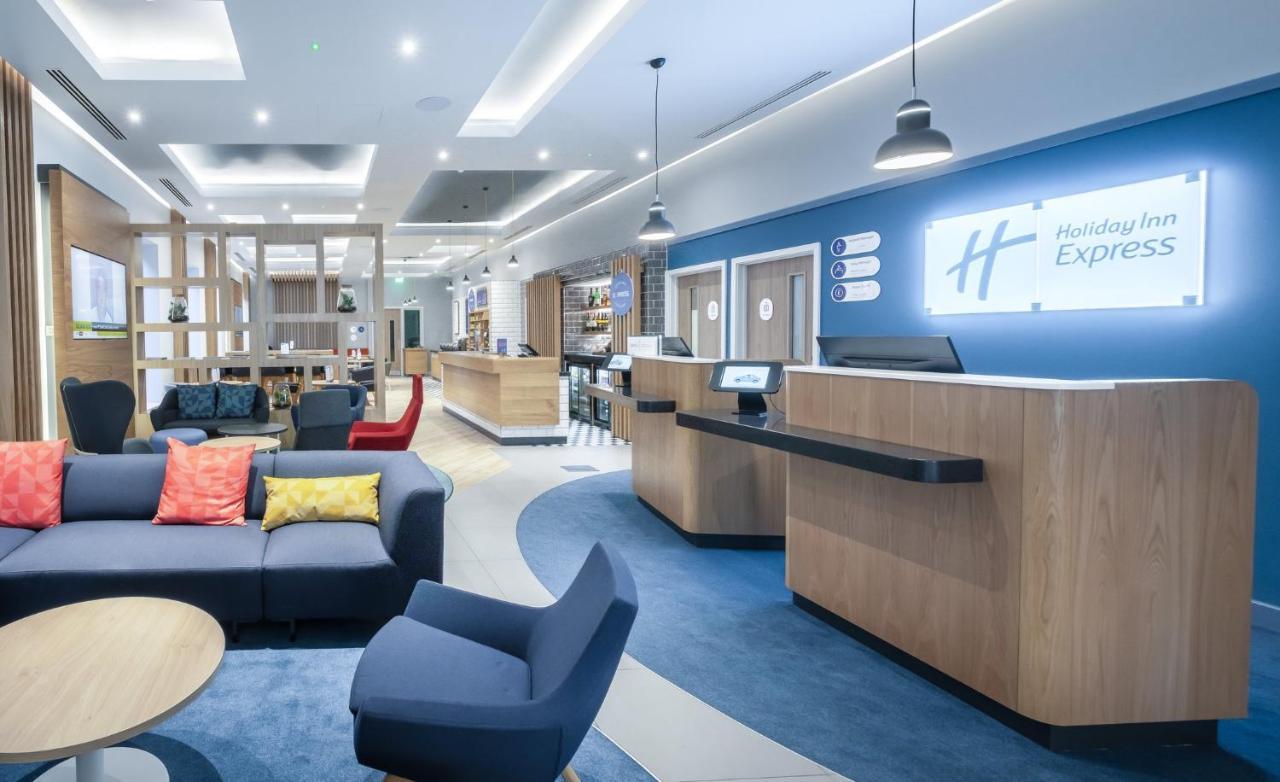 Holiday Inn Express - Fleet By Ihg Exterior foto