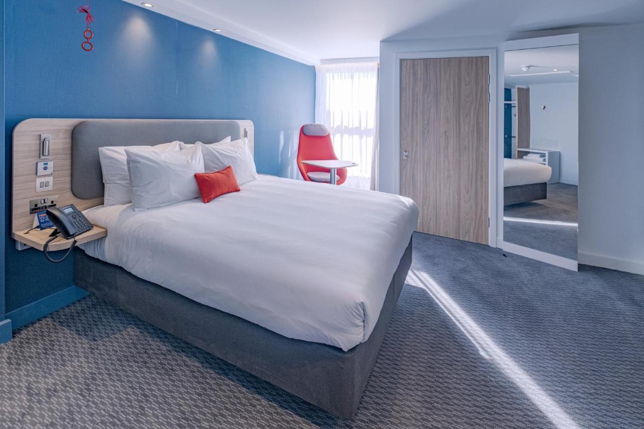 Holiday Inn Express - Fleet By Ihg Exterior foto