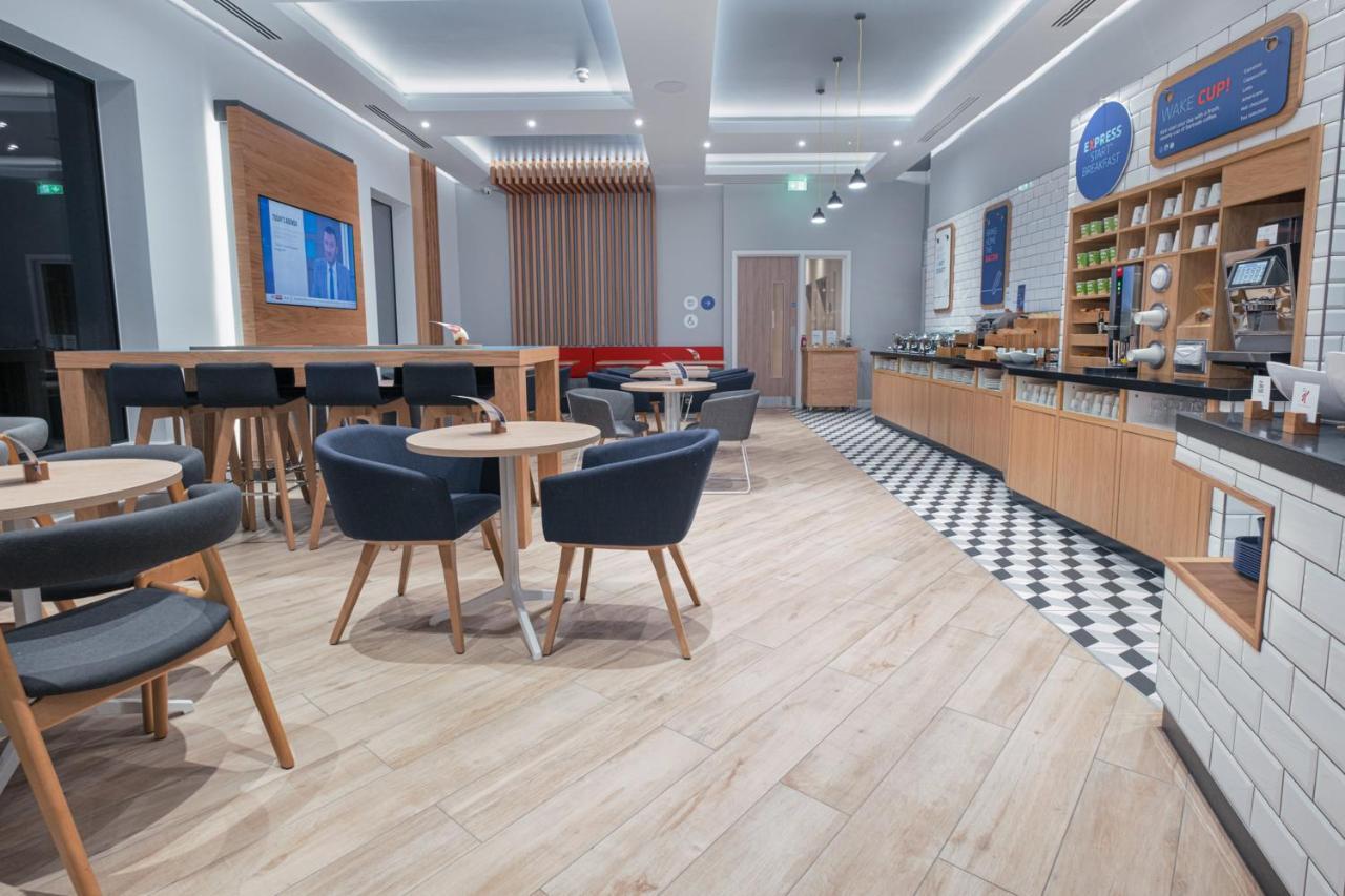 Holiday Inn Express - Fleet By Ihg Exterior foto