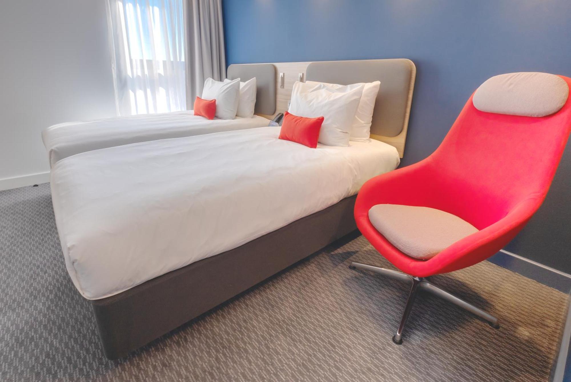 Holiday Inn Express - Fleet By Ihg Exterior foto